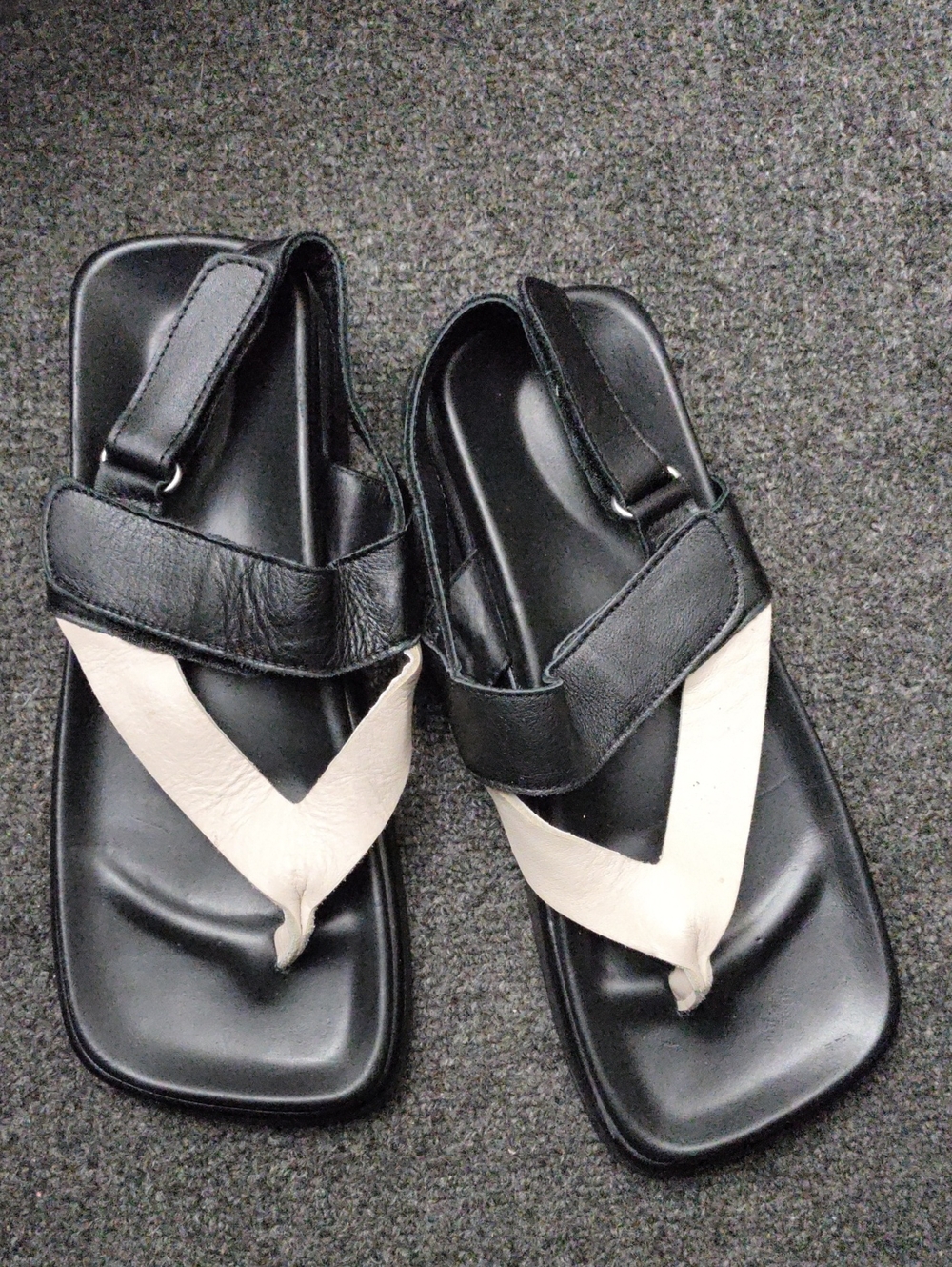 ALOHAS Black and Cream Leather V‑Strap Sandals